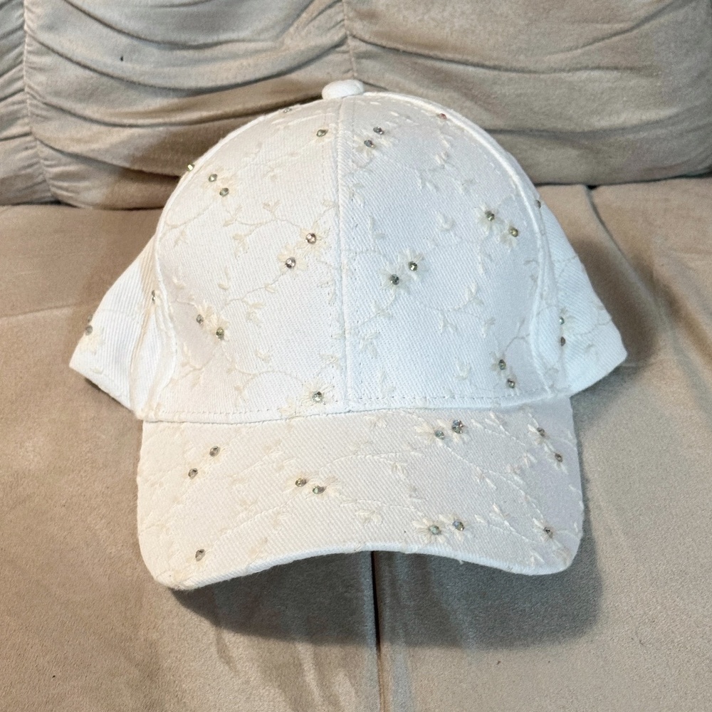 Wonderly Womens Hat Cap  with Rhinestones -White - NEW without tags